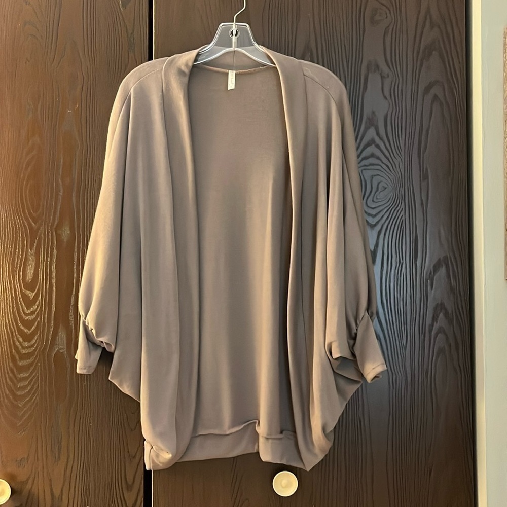 Lyss Loo cocoa colored shrug. All one piece with armholes. Size Large.